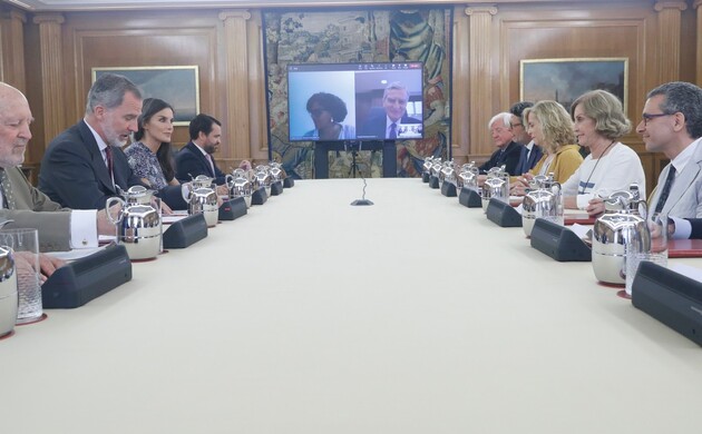 Don Felipe y Doña durante el desarrollo de la reunión