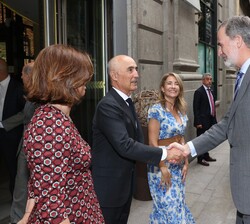Su Majestad el Rey recibe el saludo de las autoridades a su llegada
