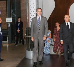 Don Felipe acomapañado de las autoridades que le recibieron se dirige a la segunda planta