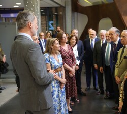 Su Majestad el Rey junto a los miembros del Consejo de Adminsitración de Ferrovial entre otras autoridades que le recibieron antes de iniciar su visit
