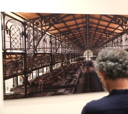 Don Felipe durante su recorrido por la exposición