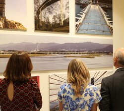 Don Felipe durante su recorrido por la exposición en la parte dedicada a "Puentes y viaductos"