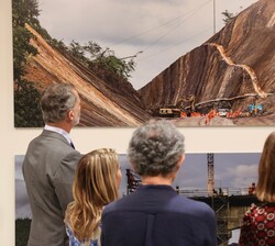 Don Felipe contempla la exposición en la parte dedicada a "Autopistas y aeropuertos"