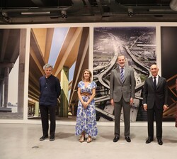 Su Majestad el Rey junto a las autoridades y José Manuel Ballester, autor de las obras, que le han acompañdo durante su visita