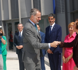 Don Felipe es saludado por Judy Marks, presidenta y consejera delegada de Otis Worldwide Corporation