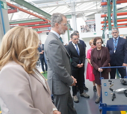 Su Majestad el Rey recibe explicaciones sobre los componentes y su función en la fabricación durante su visita a la nueva fábrica de OTIS en Zubieta