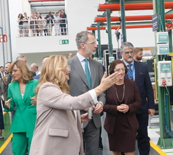 Su Majestad el Rey observa un esquema gráfico de funcionalidad de equipos en su visita a las nuevas instalaciones de OTIS 