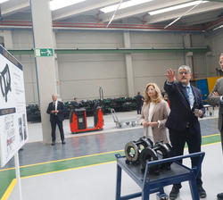 Don Felipe visita las instalaciones de la nueva fábrica de OTIS