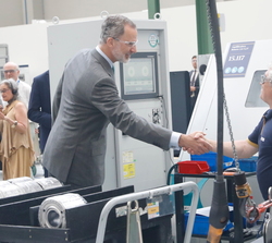Don Felipe es saludado por un trabajador de la nueva fábrica de OTIS en Zubieta durante su visita a las instalaciones