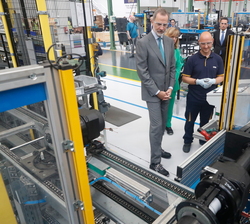 Don Felipe visita las instalaciones de la nueva fábrica de OTIS