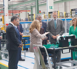 Don Felipe visita las instalaciones de la nueva fábrica de OTIS
