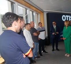 Don Felipe acompañado de la Ministra de Educación y Formación Profesional en un breve encuentro con los miembros del Comité de Empresa de la nueva fáb