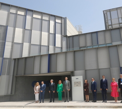 Fotografía de grupo tras descubrir la placa conmemorativa de la visita e Inaguración de la nueva fábrica de OTIS en España