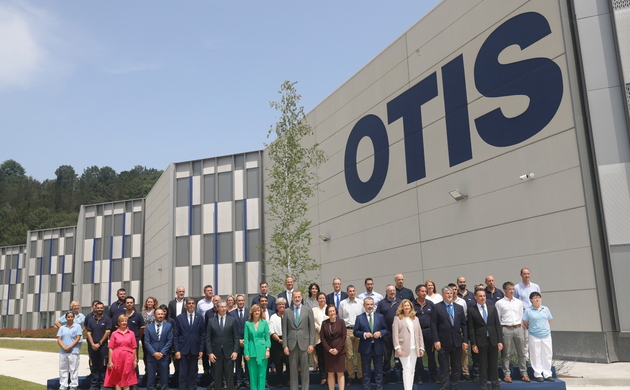 Don Felipe en la fotografía de grupo junto a los trabajadores de la nueva fábrica de OTIS en España y autoridades asistentes