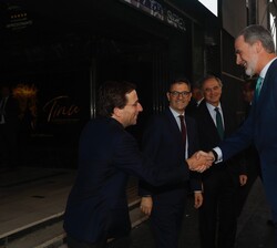 A su llegada, Su Majestad el Rey recibe el saludo de las autoridades