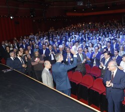 Don Felipe saluda al público que asiste al acto conmemorativo del 75º aniversario del Despacho “Uría Menéndez”