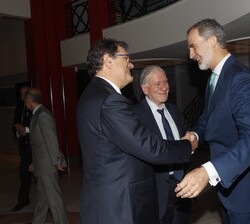 Tras el acto, Su Majestad el Rey ha saludado al cardíologo Valentín Fuster y a Toni Nadal