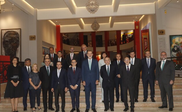 Su Majestad el Rey junto a las autoridades y los miembros del consejo de administración de "Uría Menéndez"