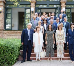 Su Majestad la Reina junto a los patronos de la Residencia de Estudiantes