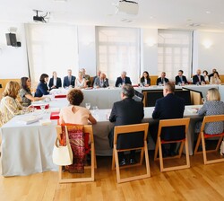 Reunión del Patronato de la Residencia de Estudiantes, presidida por Su Majestad la Reina