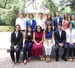 Doña Letizia con los becarios del curso 2021-2022