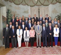 El Rey con los asistentes a la reunión del Real Instituto Elcano de Estudios Internacionales y Estratégicos