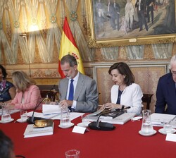Don Felipe preside la reunión del Real Instituto Elcano de Estudios Internacionales y Estratégicos