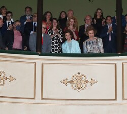 Su Majestad la Reina Doña Sofía y Su Majestad la Reina Silvia de Suecia en los prolegómenos del inicio del Concierto