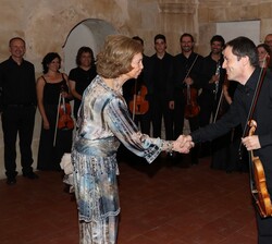 Su Majestad la Reina Doña Sofía durante el saludo a los músicos.