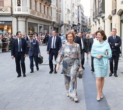 Su Majestad la Reina Doña Sofía y Su Majestad la Reina Silvia de Suecia a su salida del Teatro Liceo