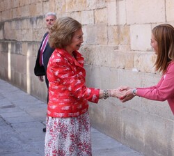 Su Majestad la Reina Doña Sofía recibe el saludo de la delegada del Gobierno en la Comunidad de Castilla y León, Virginia Barcones