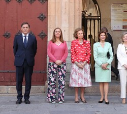 Su Majestad la Reina Doña Sofía y Su Majestad la Reina Silvia de Suecia junto a las autoridades que las recibieron