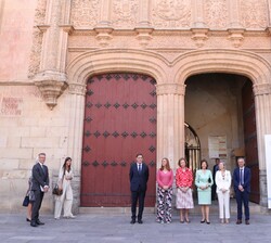 Su Majestad la Reina Doña Sofía y Su Majestad la Reina Silvia de Suecia junto a las autoridades que las recibieron