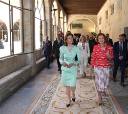 Su Majestad la Reina Doña Sofía acompañada de Su Majestad la Reina Silvia de Suecia se dirigen al paraninfo de la Universidad de Salamanca