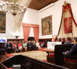 Su Majestad la Reina Doña Sofía durante la intervención del director del Instituto de Biomedicina de Sevilla, Rafael Fernández-Chacón