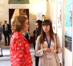 Doña Sofía, atenta a las explicaciones de los paneles expositores