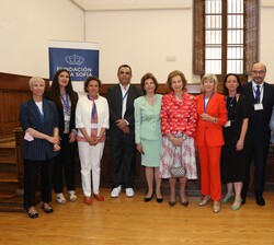 Fotografía de grupo de Su Majestad la Reina Doña Sofía y Su Majestad la Reina Silvia de Suecia con los representantes de las asociaciones de familiare
