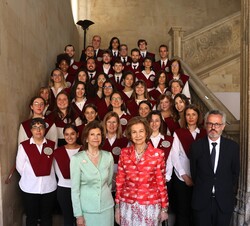 Su Majestad la Reina Doña Sofía y Su Majestad la Reina Silvia de Suecia acompañadas de alumnos de la Universidad de Salamanca