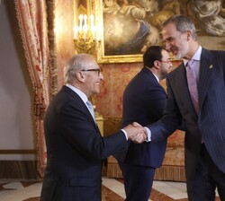 A su llegada, Sus Majestades los Reyes reciben el saludo del presidente del Principado de Asturias y del presidente de la Fundación Princesa de Asturi