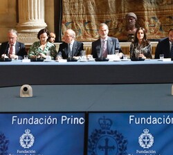 Sus Majestades los Reyes al inicio de la reunión