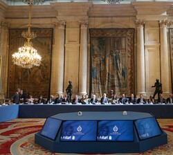 Sus Majestades los Reyes durante el desarrollo de la reunión