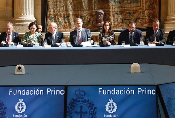 Sus Majestades los Reyes al inicio de la reunión