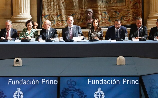 Sus Majestades los Reyes al inicio de la reunión