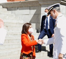 Su Majestad el Rey recibe el saludo de la ministra de Defensa, Margarita Robles