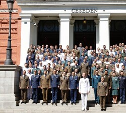 Su Majestad el Rey junto a las autoridades y los miembros del Curso de Estado Mayor
