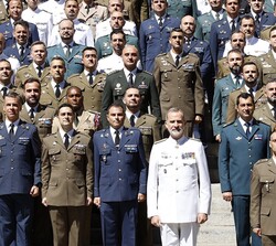 Su Majestad el Rey junto a los alumnos graduados en el XXIII Curso de Estado Mayor de la Escuela Superior de las Fuerzas Armadas