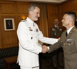 Su Majestad el Rey durante la audiencia con el número uno del Curso de Estado Mayor, Comandante del Ejército de Tierra Juan Luis Sánchez Álvarez