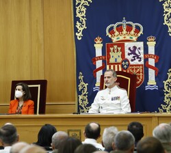 Su Majestad el Rey en la mesa presidencial del Aula Magna