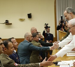 Su Majestad el Rey durante la entrega de diplomas a los alumnos