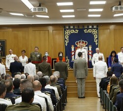 Su Majestad el Rey junto a las autoridades durante la entrega de diplomas
